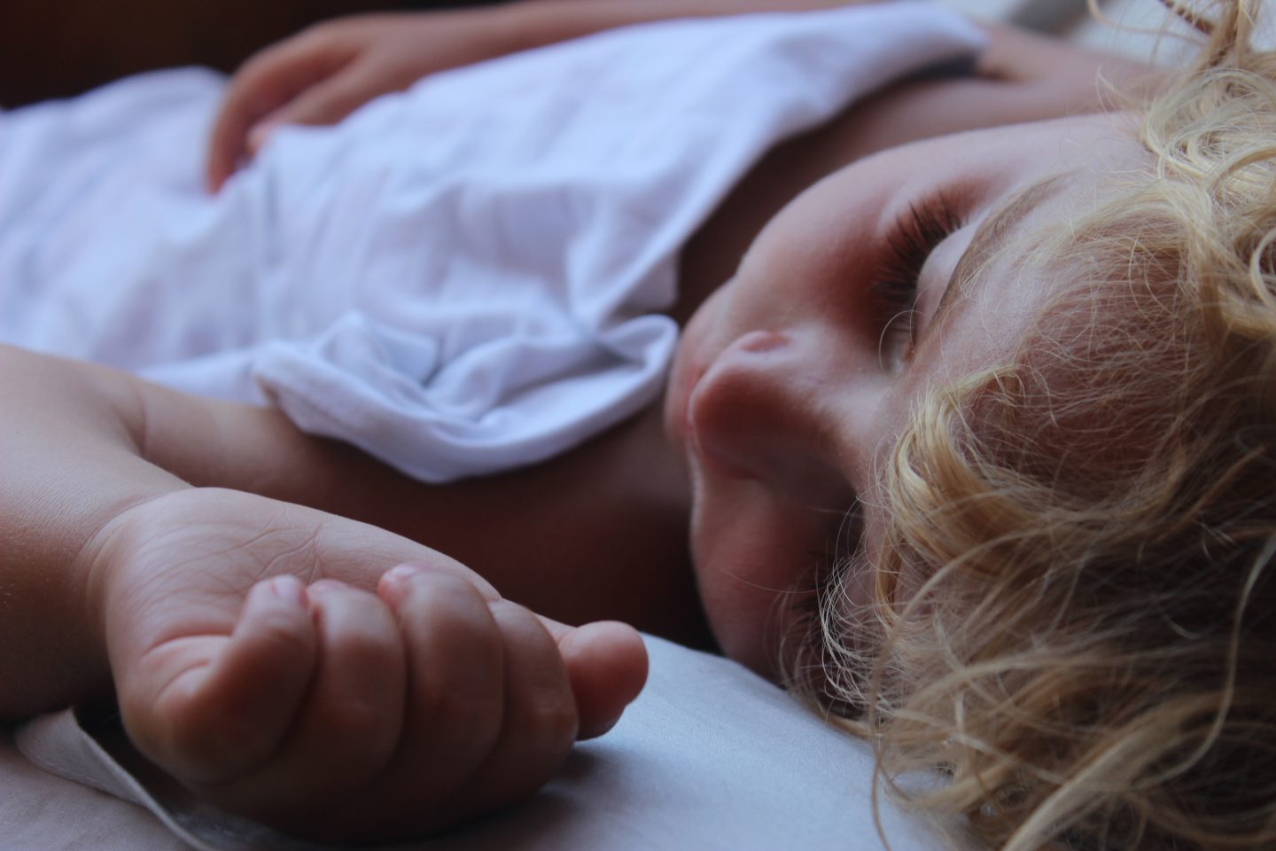 5 Ideas For Helping Your Toddler Get To Sleep | Child Asleep www.oddhogg.com