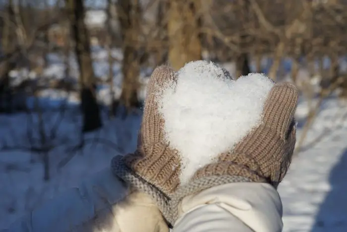 Managing Diabetes In The Cold | Hands in gloves holding snow in a heart www.oddhogg.com