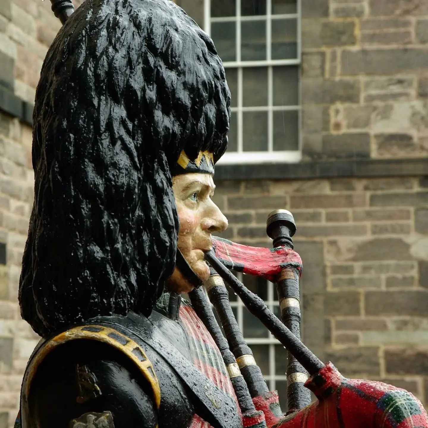 A statue of a Scottish piper