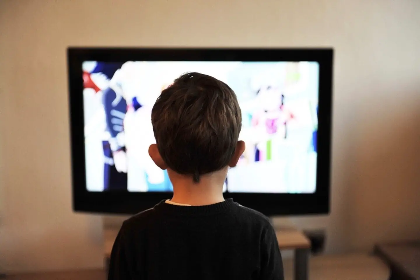 A child facing a TV screen